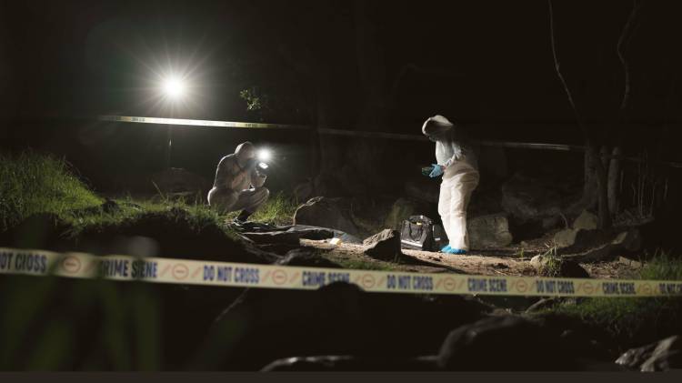 Encontraron el cuerpo en el patio de su casa, estaba rodeado de botellas de lícor.