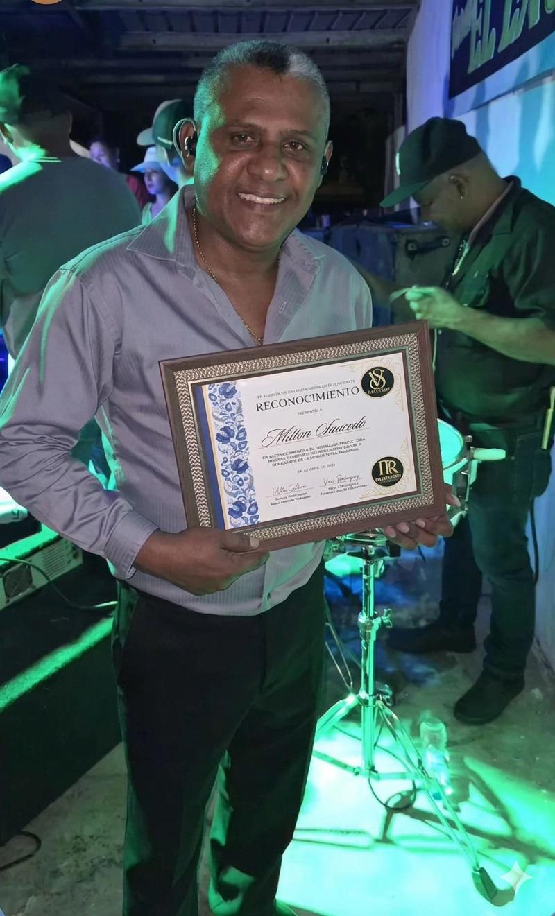 Homenaje se dio en medio de una actividad bailable realizada el Sábado de Gloria en Calobre.