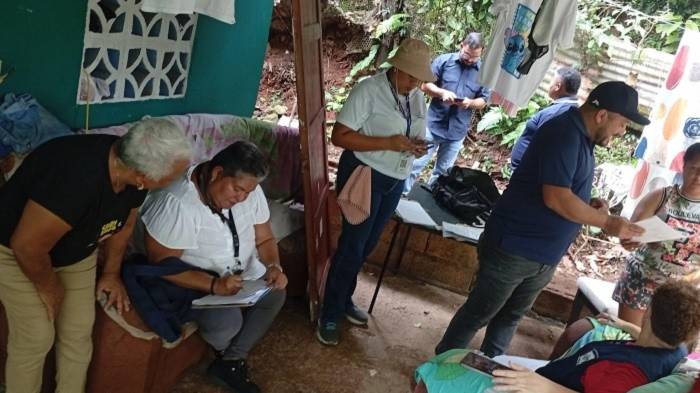 Adultos mayores, niños y personas con problemas de salud figuran entre los residentes de las viviendas evaluadas.