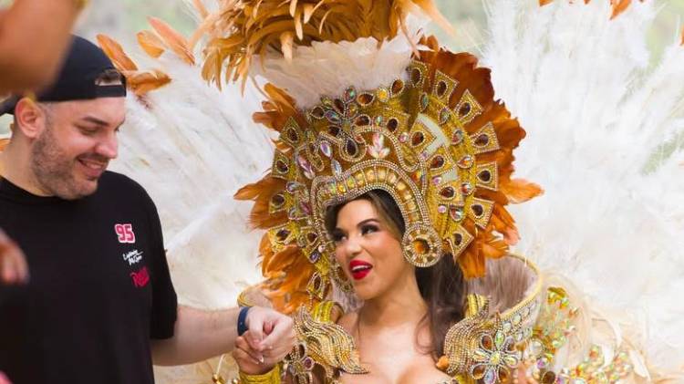 Juan Pablo Barceló no la dejó sola y acompañó a María del Pilar en el carnaval de Penonomé, donde brilló como princesa.