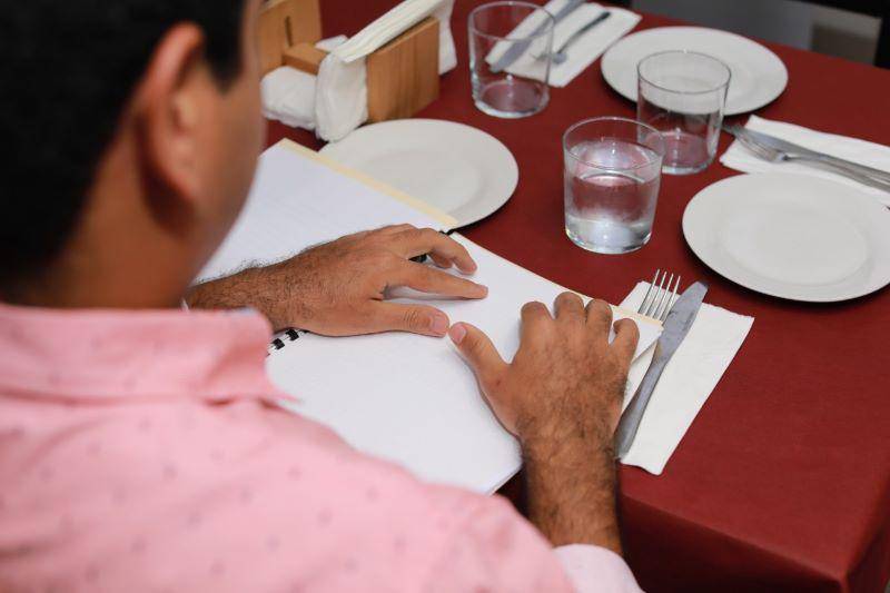 MiCultura promueve la inclusión cultural con menús en braille para restaurantes.