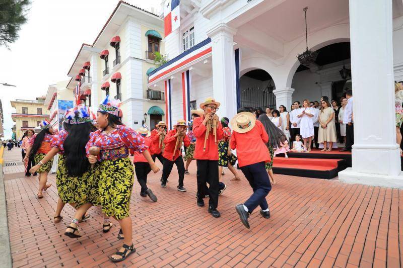 Bandas escolares rinden honor a la patria