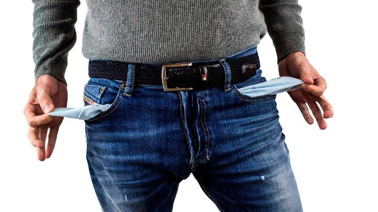 Imagen ilustrativa de una persona que muestra graficamente como se ha quedado sin recursos.