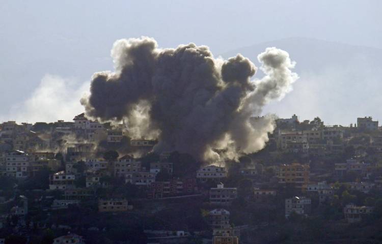 Fotografía del humo que se eleva tras los ataques aéreos de las fuerzas israelíes en Líbano. EFE/ Str