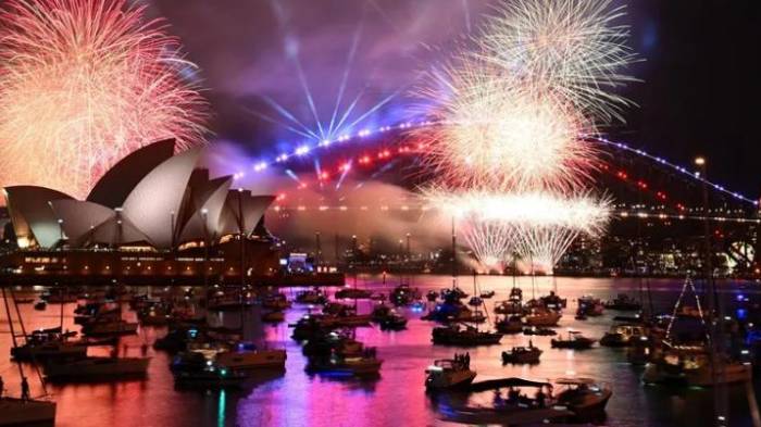 Los fuegos artificiales se ven durante las celebraciones de Nochevieja en Sídney.