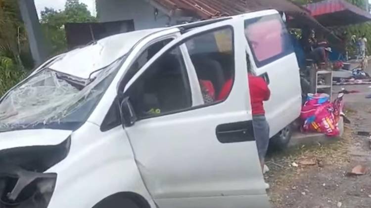 ¡Tremendo susto! Busito se llevó la parada. Hay varios lesionados