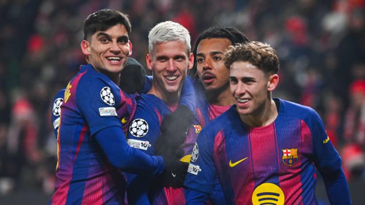 El mediocampista español Daniel Olmo celebra junto a sus compañeros el 2-3 durante el partido de la Liga de Campeones entre el Barcelona y Slavia de Praga, en República Checa.