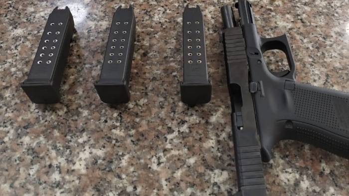 Parte de las armas de fuego decomisada a uno de los sospechoso. Detenidos serán llevados al SPA