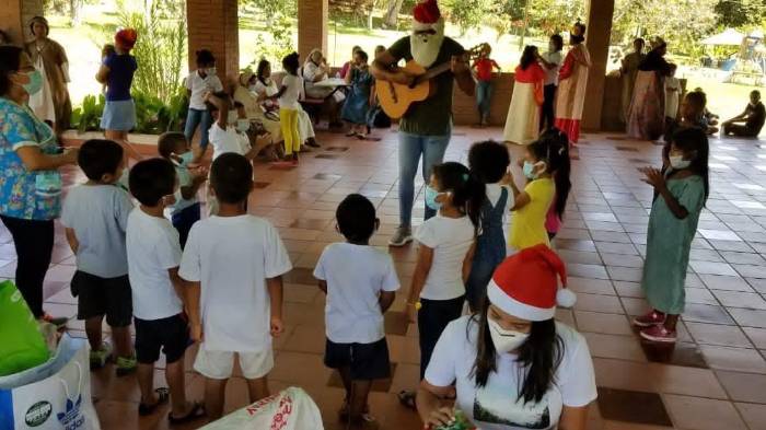 Compartiendo la alegría de la Navidad.