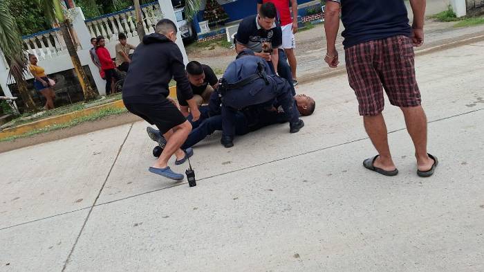 Instantes en que el teniente Melo era auxiliado por algunas personas tras el ataque