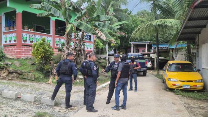 Agentes policiales acudieron a la escena para inspeccionar el vehículo donde fue encontrado el ciudadano alemán amordazado.