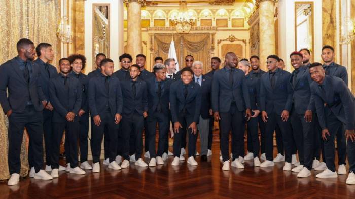 El equipo posando con el mandatario.