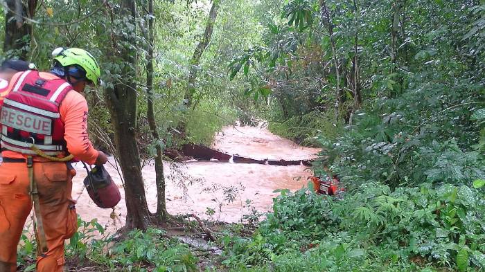 Moradores de la zona y personal de Sinaproc participaron en la búsqueda del cuerpo.