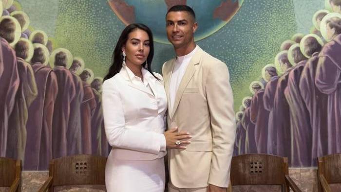 Vogue Magazine tuvo la entrevista exclusiva con Cristiano Ronaldo y Georgina Rodríguez, además de las fotografías inéditas de su boda, detalles que fueron publicados este domingo.
