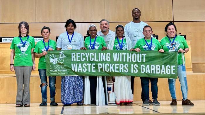 Fotografía sin fecha cedida del por la Fundación Avina desde la izquierda Nohra Padilla, Asociación de Recicladores de Bogotá; Jadira Vivanco (camisa blanca), Fundación Avina; Soledad Mella, Asociación de Recicladores de Chile (sostiene bandera); Silvio Ruiz, Red Latinoamericana de Recicladores; atrás izq a derecha Romina Malagamba y Paula Pariz en Ginebra (Suiza). EFE/ Fundación Avina /SOLO USO EDITORIAL NO VENTAS /SOLO DISPONIBLE PARA ILUSTRAR LA NOTICIA QUE ACOMPAÑA (CRÉDITO OBLIGATORIO)