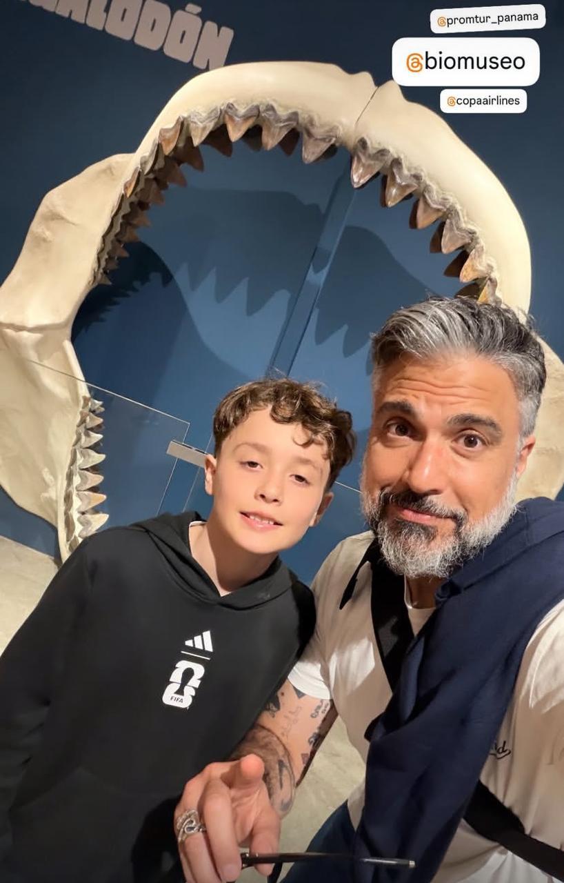 Jaime Camil durante su recorrido por el Biomuseo, maravillado con la riqueza natural e historia de Panamá.