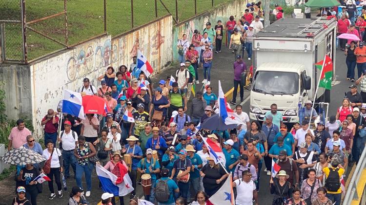 Docentes volvieron a salir a las calles.
