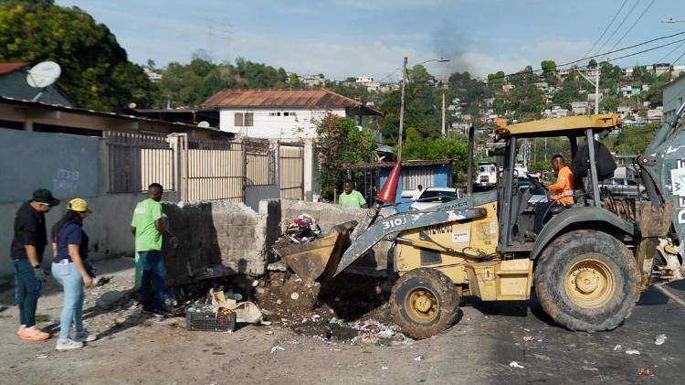 La flota incluye 67 equipos: camiones compactos, volquetes, retroexcavadoras y vehículos tipo rejilla.