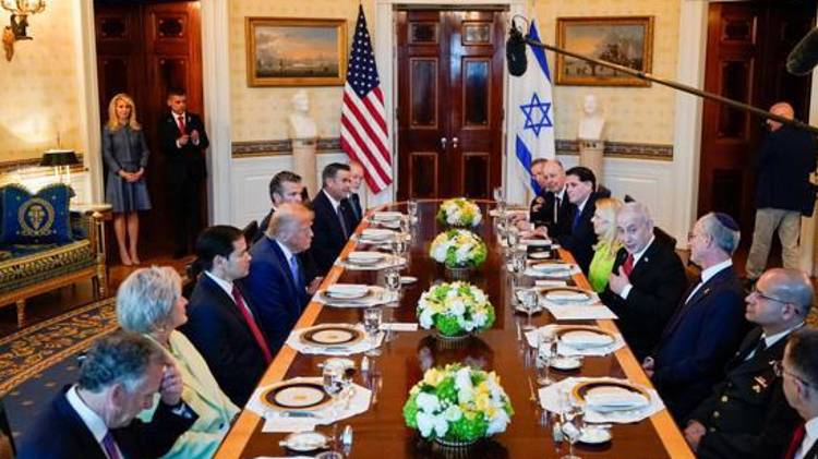 El presidente de EE.UU., Donald Trump (ci) y el primer ministro de Israel, Benjamín Netanyahu (cd), durante una cena en la Casa Blanca, el 7 de julio de 2025.