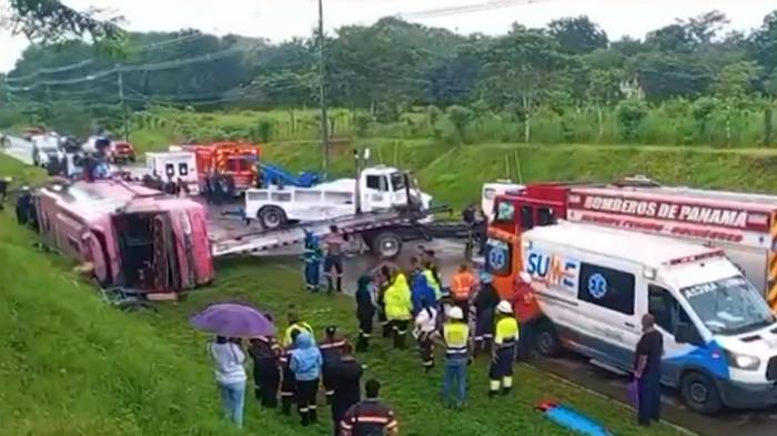 El bus fue removido con grúa. Se requirió asistencia de bomberos y ambulancias.