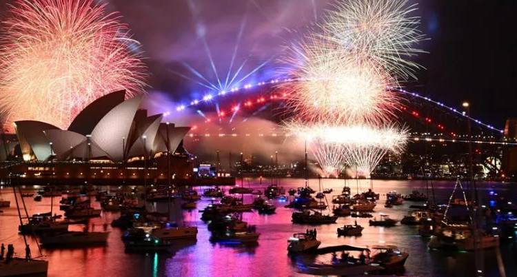 Los fuegos artificiales se ven durante las celebraciones de Nochevieja en Sídney.