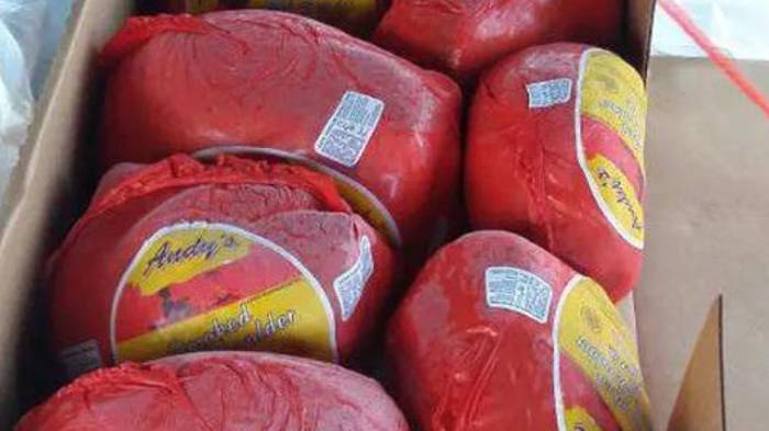 Durante el allanamiento se recuperaron 17 bolsas con insumos y 9 jamones.