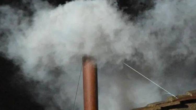 Hoy se emitió el tradicional humo blanco desde la Capilla Sixtina.