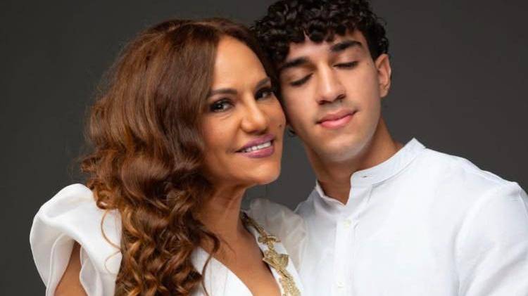 Orgullo familiar en una sola imagen: Sandra Sandoval y su hijo celebran su gran día.