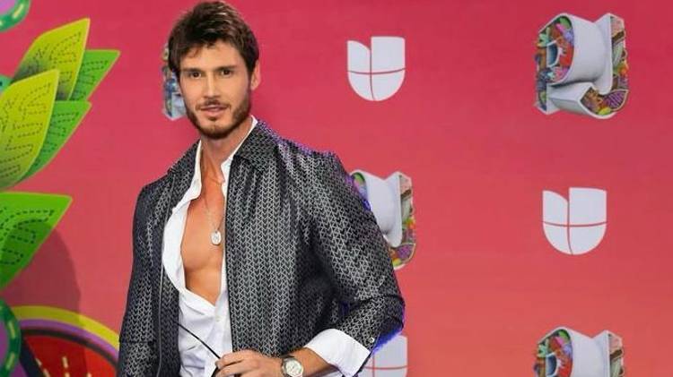 El modelo Fede Dorcaz en la alfombra azul de los Premios Juventud celebrados en Panamá el pasado 25 de septiembre