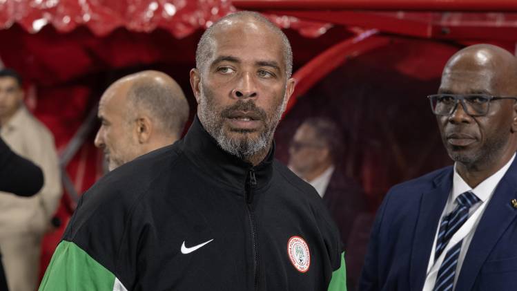 Eric Chelle, seleccionador de Nigeria, observa el partido previo a la final de la repesca de clasificación de la CAF para la Copa Mundial de la FIFA 26 entre Nigeria y la República Democrática del Congo, disputado en Rabat, Marruecos, el 16 de noviembre de 2025.