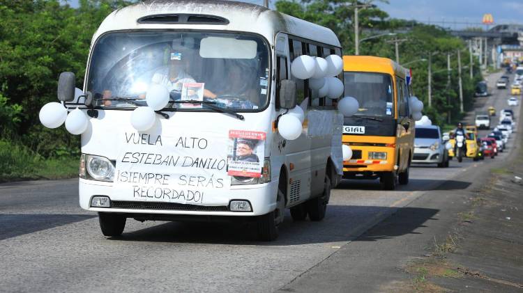 Una caravana blanca recorrió desde Felipillo la vía Panamericana clamando justicia por Esteban Danilo De León Osorio.