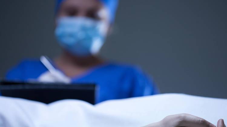 En su cuerpo presentaba múltiples moretones productos de los golepes que recibía de la maltratadora.