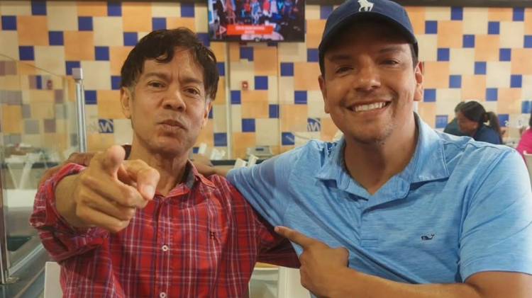 Roly Sterling honra a Milton Corrales, el hombre que creyó en su talento.