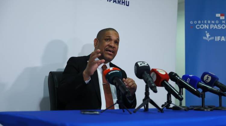 Director general del Ifarhu, Carlos Gordoy en la conferencia sobre el concurso general de becas 2026.