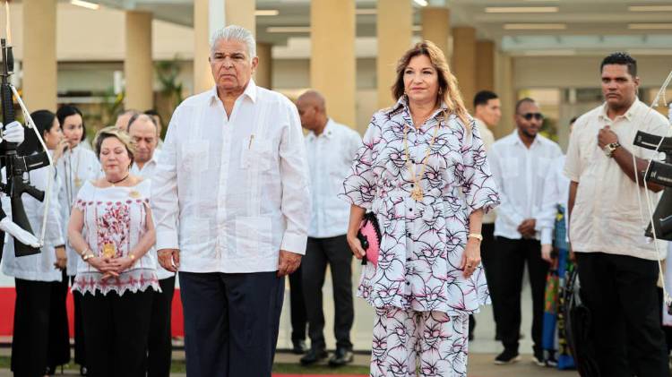 El presidente José Raúl Mulino junto a la primera dama Maricel Cohen de Mulino encabezó en Colón los actos del 5 de noviembre.