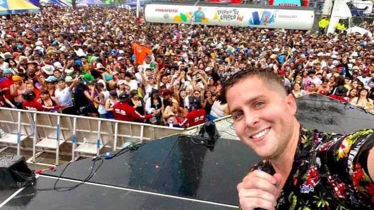 El alcalde capitalino Mayer Mizrachi encendió la tarima principal junto a la presentadora de Univisión, Amara La Negra.