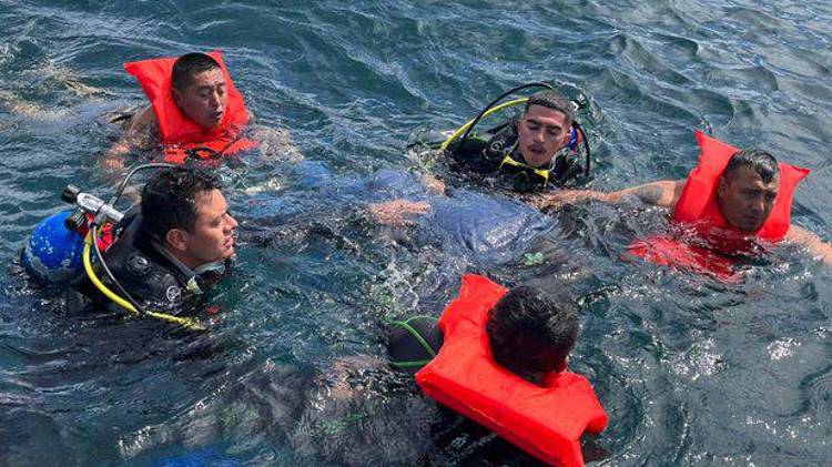 Rescatistas salvaron a cinco personas, entre ellos un niño de ocho, los estabilizaron en el lugar y fueron trasladados de emergencia al Hospital Departamental de Sololá.