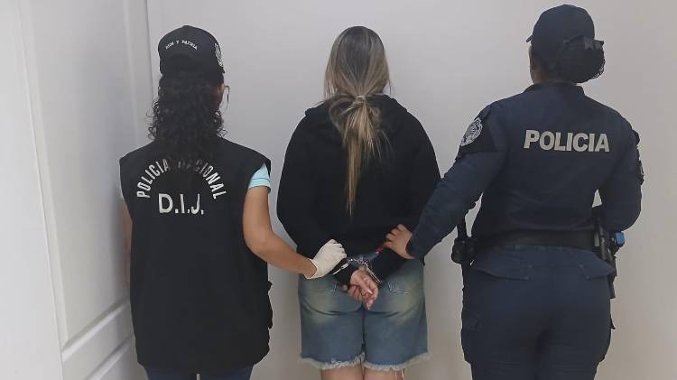 La extranjera mantenía una orden de aprehensión vigente.