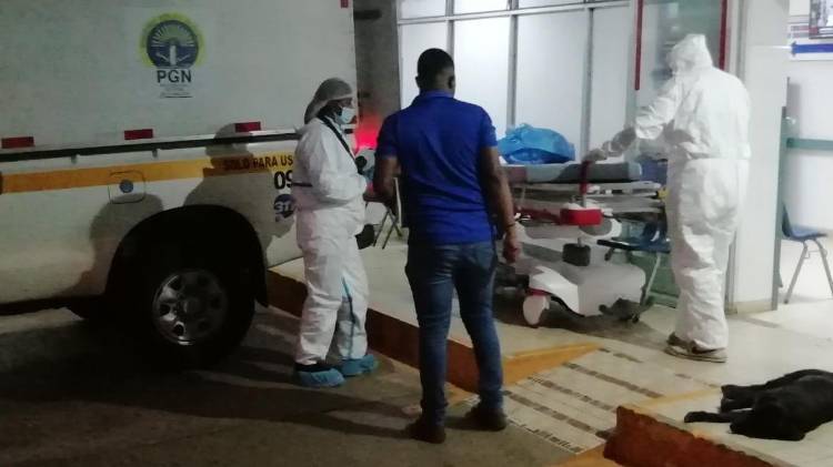 Los investigadores realizan las pesquisas para resolver la muerte violenta del menor