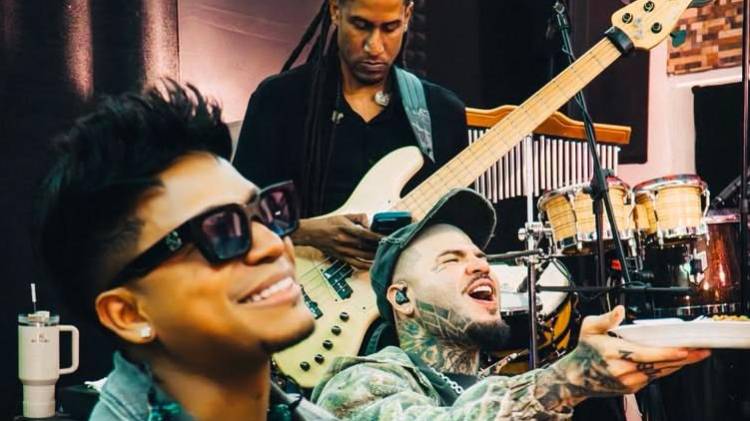 Farruko y Eddy Lover durante la grabación de la canción ‘Ay Dale’, en diciembre de 2025 en Panamá.