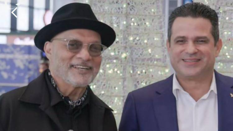 Alfanno y el gerente José Antonio Ruiz durante la ceremonia de reconocimiento en Tocumen.