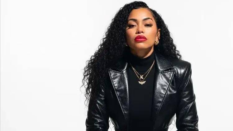 Kathy Car Fashion sube la temperatura del Parking con su actitud imparable.