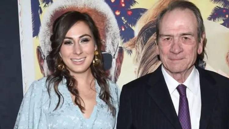 Tommy Lee Jones junto a su hija Victoria, quien falleció a los 34 años al amanecer del 1 de enero del 2026.