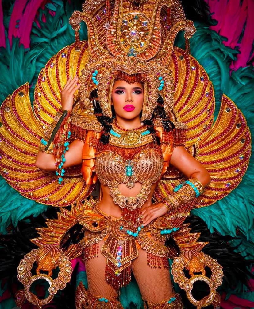 Así lució Astrid Carolina Sánchez Brandao, reina de Calle Abajo de Las Tablas este lunes de carnaval.