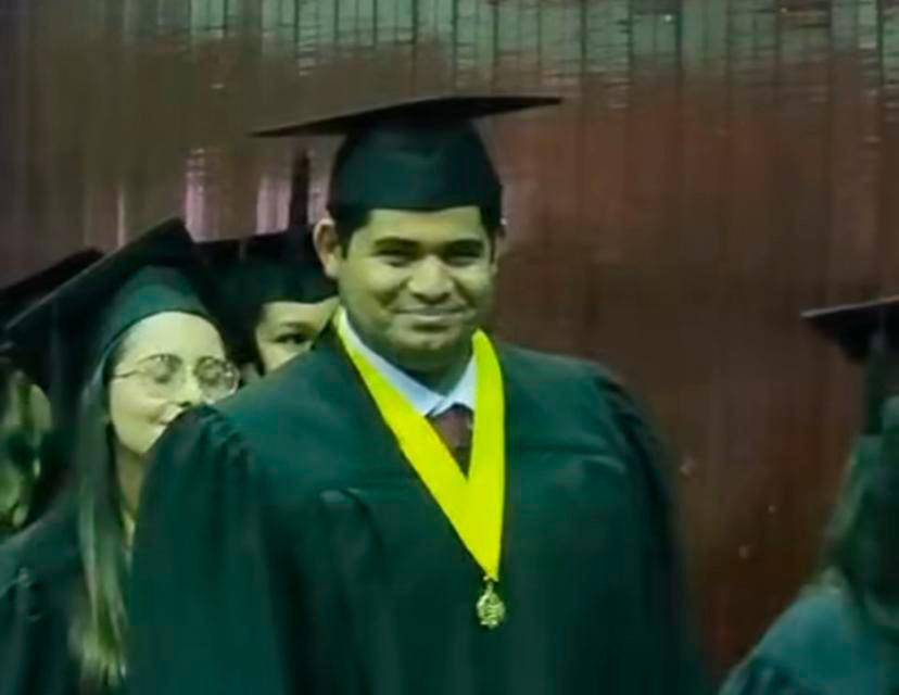 Papá orgulloso: hijo de Samy Sandoval se graduó de arquitecto