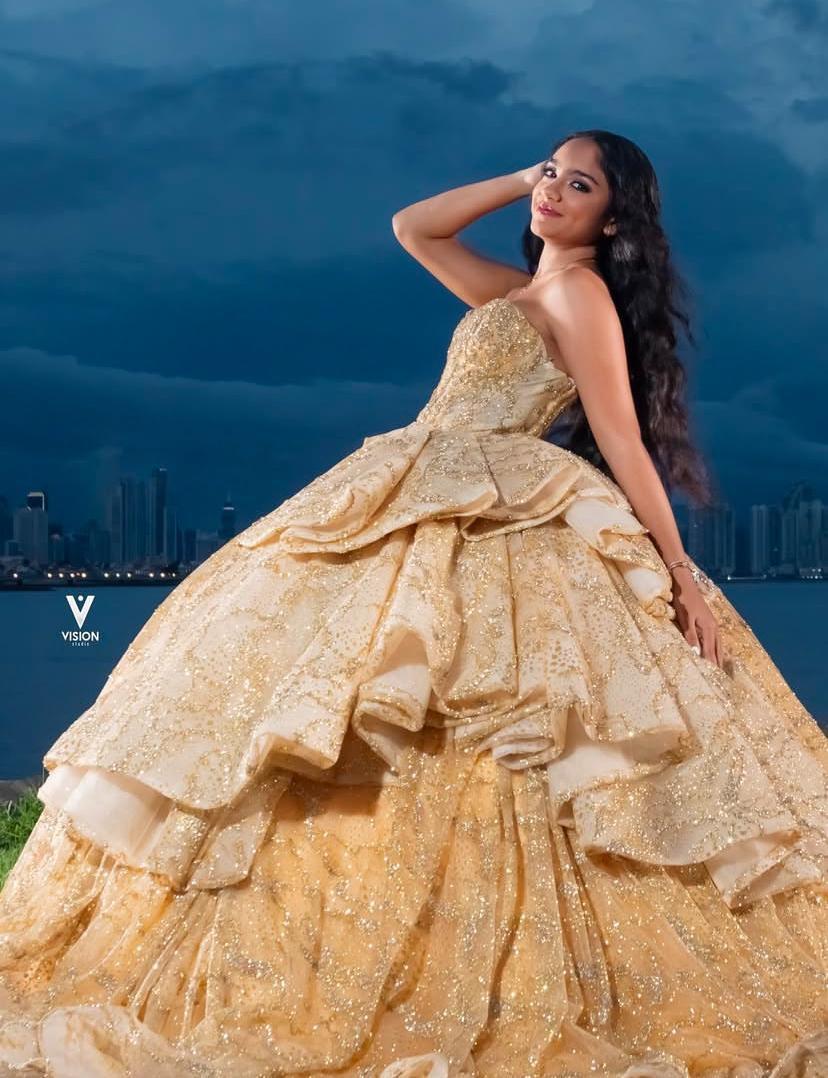 Sección de fotos de la quinceañera Kamila Yael Flores Sandoval