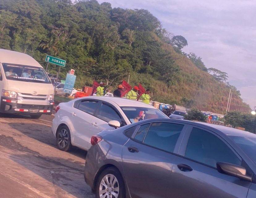 Sindicalistas bloquean las calles en protesta por cierre de cuentas bancarias