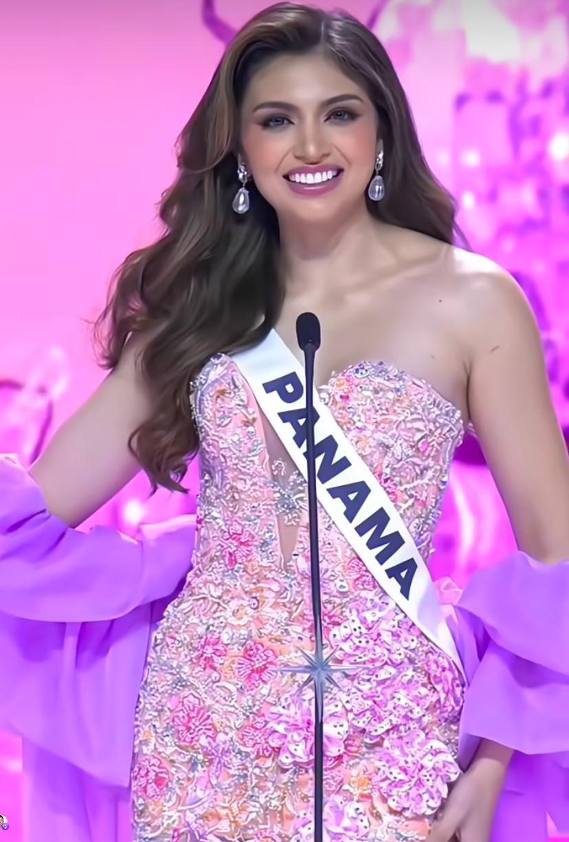 Mirna Caballini deslumbró en la ceremonia de bienvenida del Miss Universo 2025 con un elegante traje en tonos lila y rosado pastel, lleno de encanto y porte.