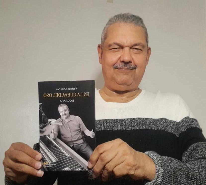 El locutor plasmó su historia y anécdotas en su libro ‘En La Cueva del Oso’, un retrato íntimo de su pasión por el micrófono.