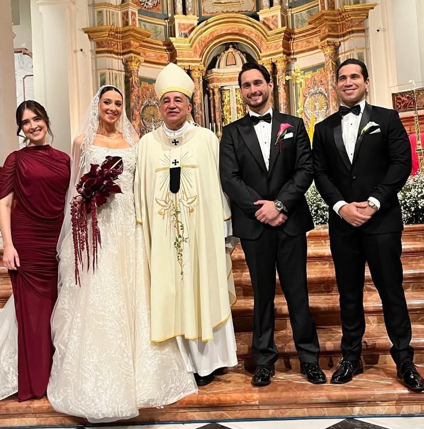 Monseñor José Domingo Ulloa, arzobispo de Panamá, fue el encargado de oficiar la ceremonia religiosa en la que Diego De Obaldía y María Fernanda Achurra.